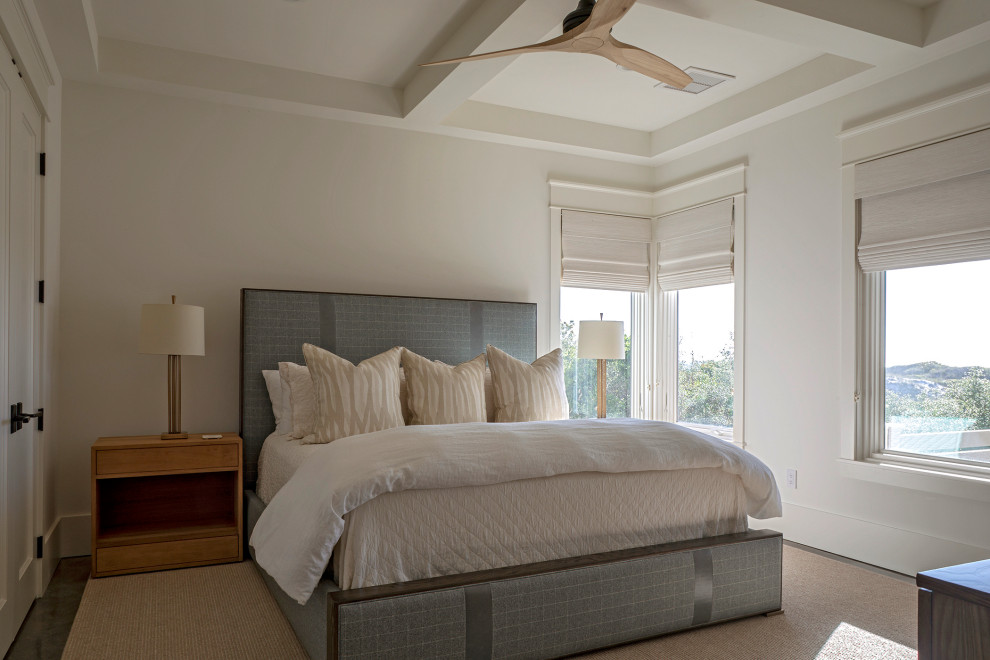 Mittelgroßes Maritimes Hauptschlafzimmer mit weißer Wandfarbe, braunem Holzboden, braunem Boden und Kassettendecke in Sonstige