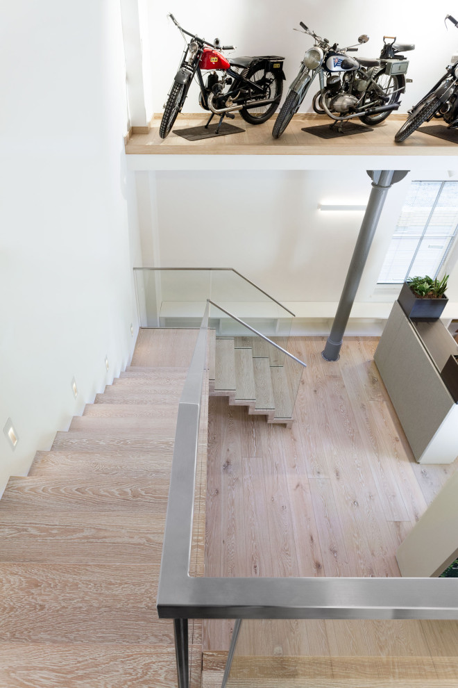 Schwebendes, Mittelgroßes Modernes Treppengeländer Glas mit gebeizten Holz-Treppenstufen und gebeizten Holz-Setzstufen in Leipzig