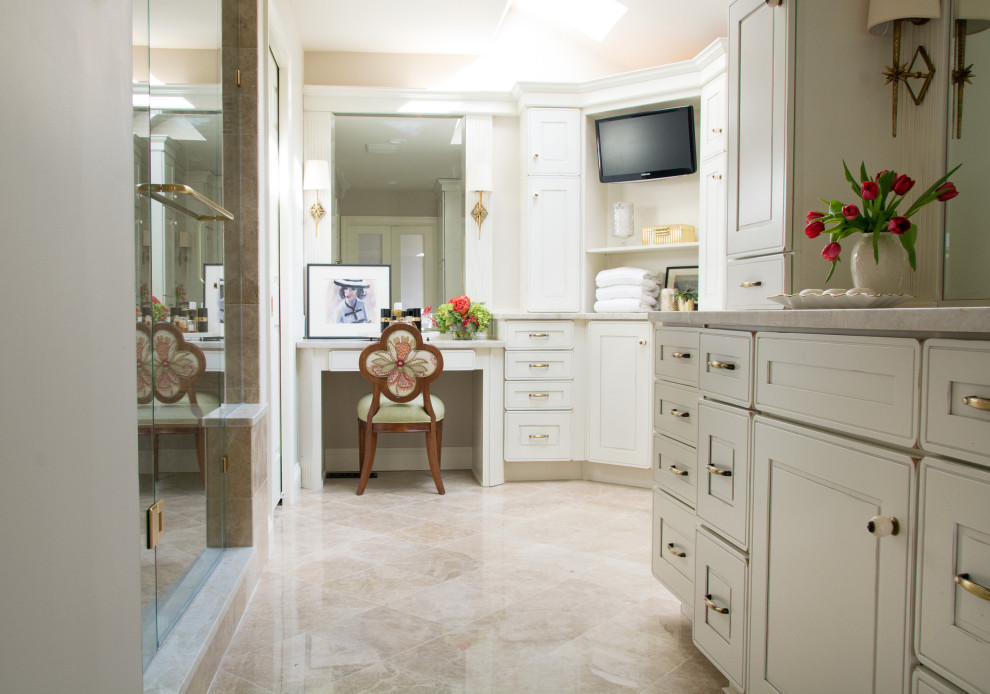 Mittelgroßes Modernes Badezimmer En Suite mit Unterbauwaschbecken, Quarzwerkstein-Waschtisch, weißer Waschtischplatte, Einzelwaschbecken und eingebautem Waschtisch in Tampa