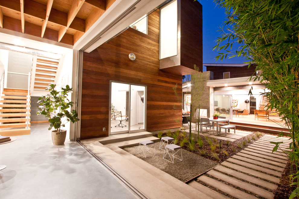 Inspiration for a contemporary home design in Los Angeles.