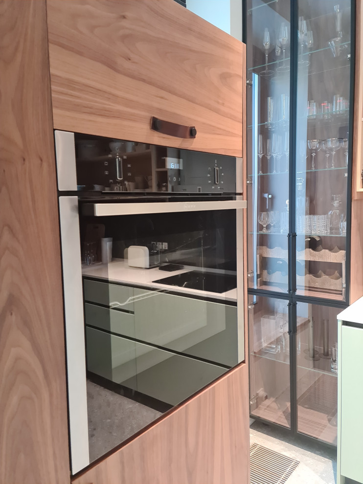 Шкаф со стеклянными створками