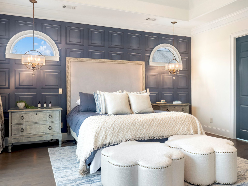 Großes Klassisches Hauptschlafzimmer ohne Kamin mit blauer Wandfarbe, braunem Holzboden, grauem Boden, eingelassener Decke und Tapetenwänden in Sonstige