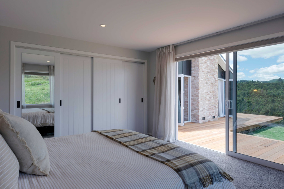 Пример оригинального дизайна: большая гостевая спальня (комната для гостей) с серыми стенами, ковровым покрытием, серым полом и стенами из вагонки без камина