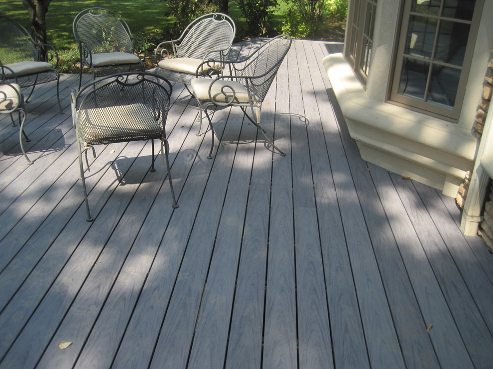 Inspiration for a large contemporary backyard deck remodel in Chicago
