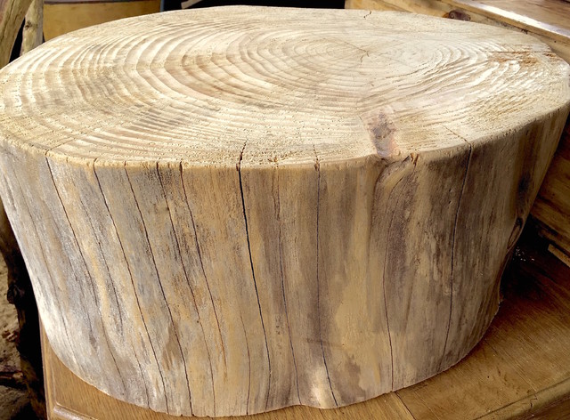DIY : Transformer un rondin de bois en table basse à roulettes
