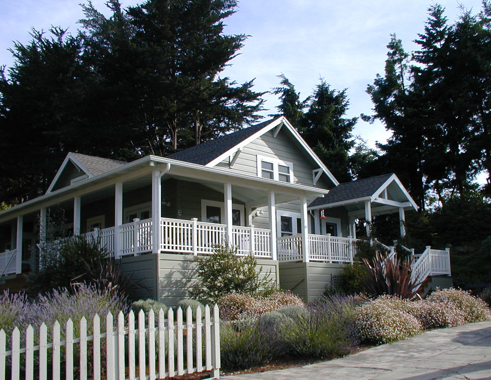 This is an example of a mid-sized traditional one-storey grey exterior in San Francisco with mixed siding and a gable roof.