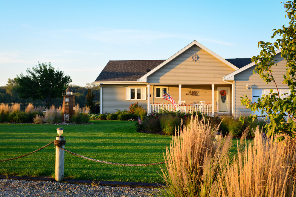 Example of a mountain style home design design in Omaha
