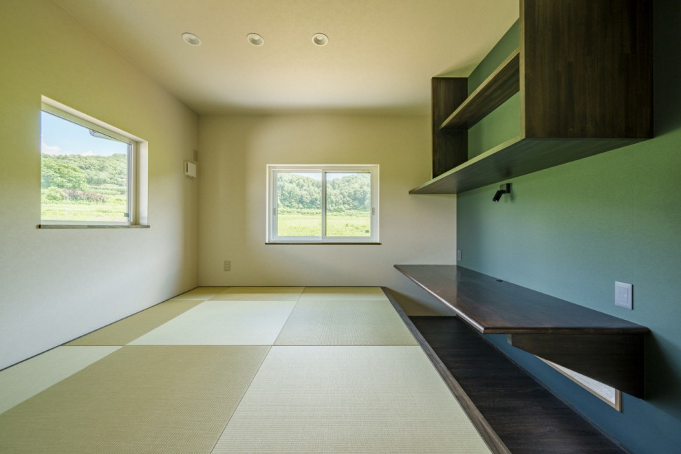 Modelo de despacho blanco moderno de tamaño medio con paredes verdes, tatami, escritorio empotrado, suelo verde, papel pintado y papel pintado