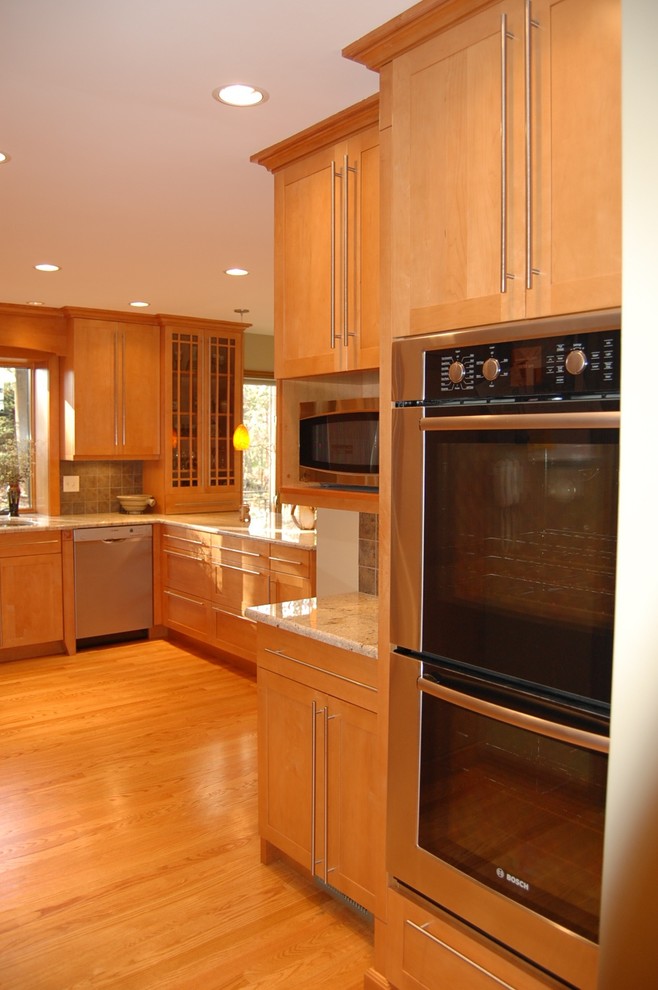 Kitchen - transitional kitchen idea in Wilmington