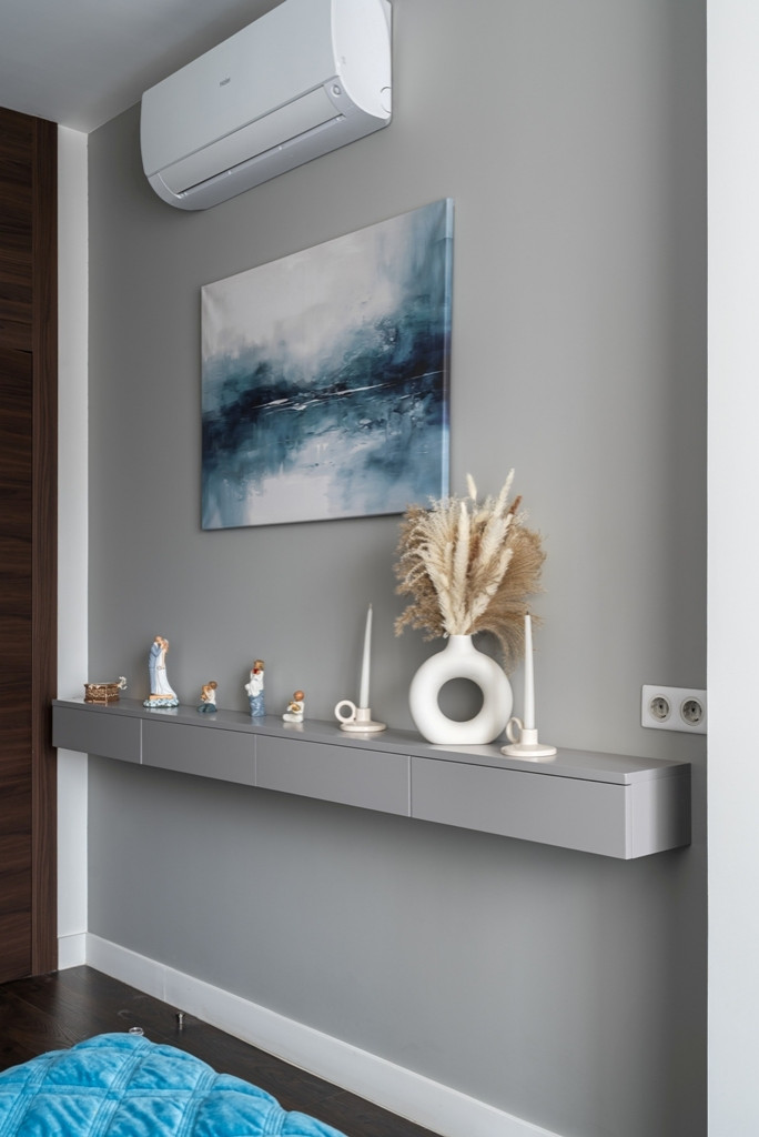 Городская квартира с продуманным дизайном и камином в ТВ тумбе