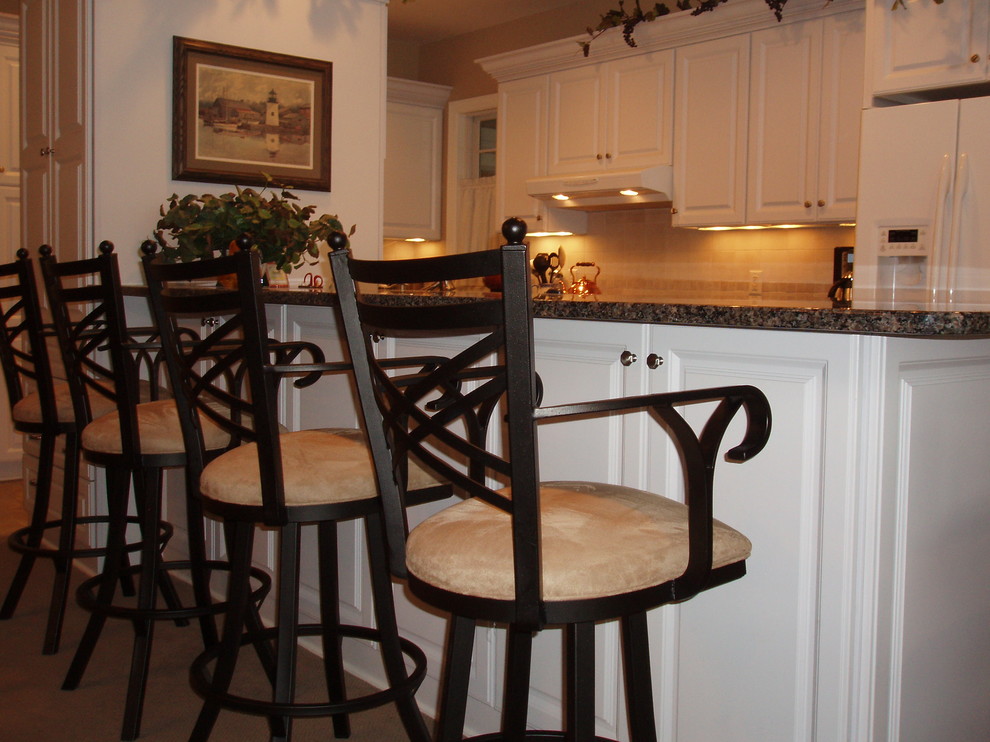 Transitional kitchen photo in Minneapolis