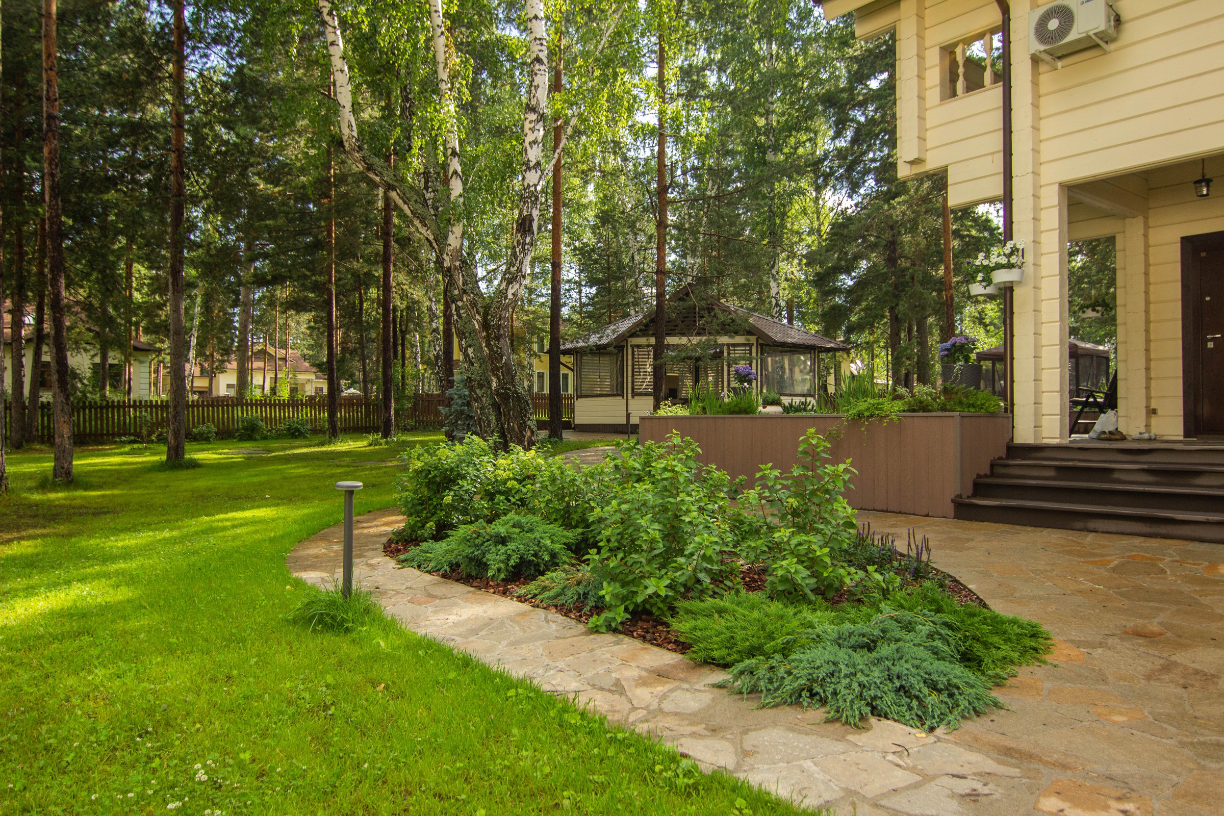 Тенистая терраса в саду