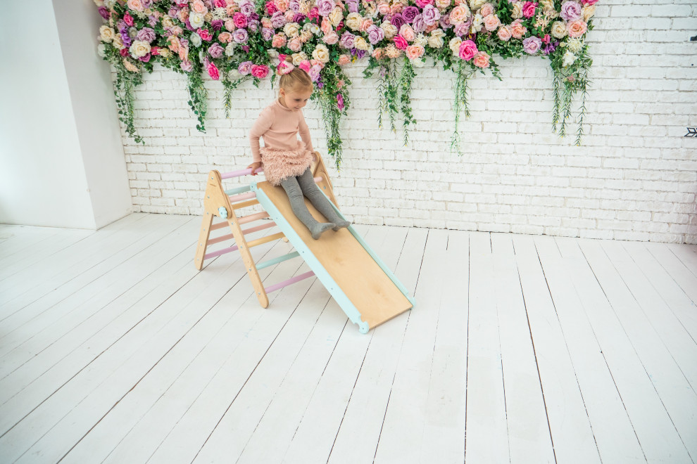 Идея дизайна: маленькая нейтральная детская с игровой в скандинавском стиле для на участке и в саду, ребенка от 1 до 3 лет