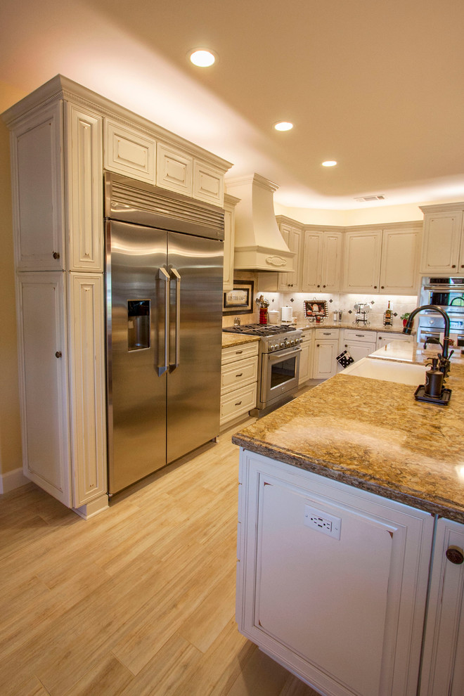 Inspiration for a rustic kitchen remodel in Sacramento