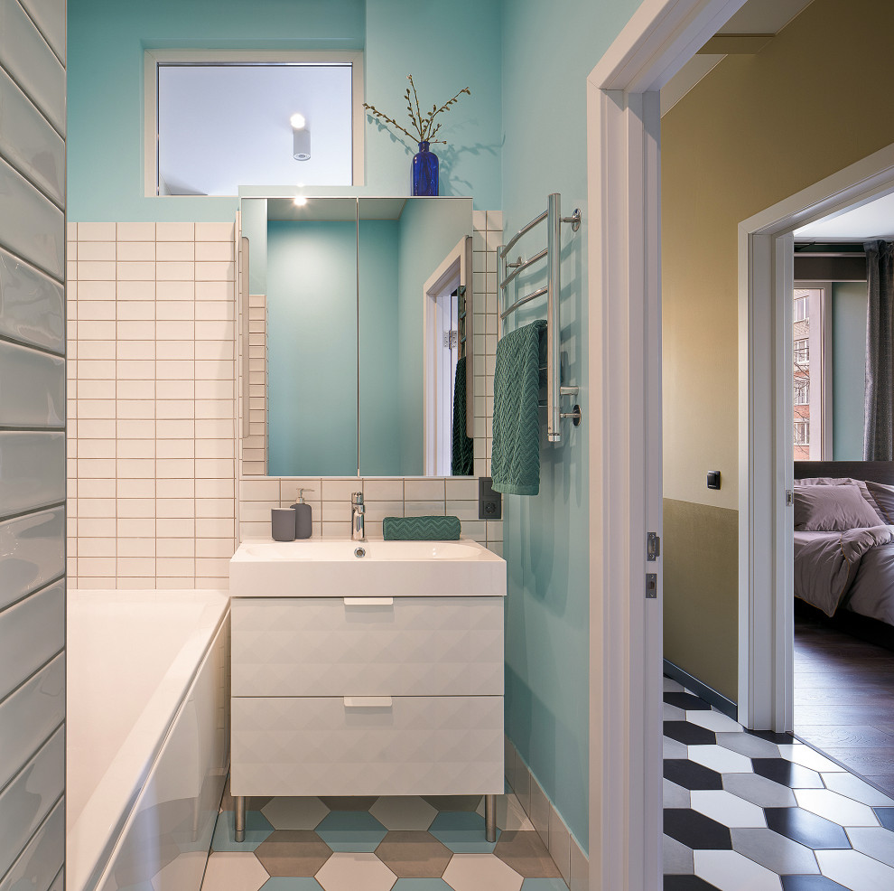 Idées déco pour une petite salle de bain principale contemporaine avec un placard à porte plane, des portes de placard blanches, une baignoire en alcôve, un combiné douche/baignoire, WC suspendus, un carrelage blanc, des carreaux de céramique, un mur vert, un sol en carrelage de céramique, un lavabo posé, un plan de toilette en surface solide, un sol multicolore, une cabine de douche avec un rideau, un plan de toilette blanc, buanderie, meuble simple vasque, meuble-lavabo encastré, un plafond décaissé et du papier peint.