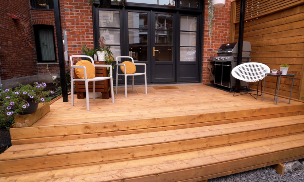 Inspiration pour une petite terrasse arrière et au rez-de-chaussée craftsman avec des solutions pour vis-à-vis.