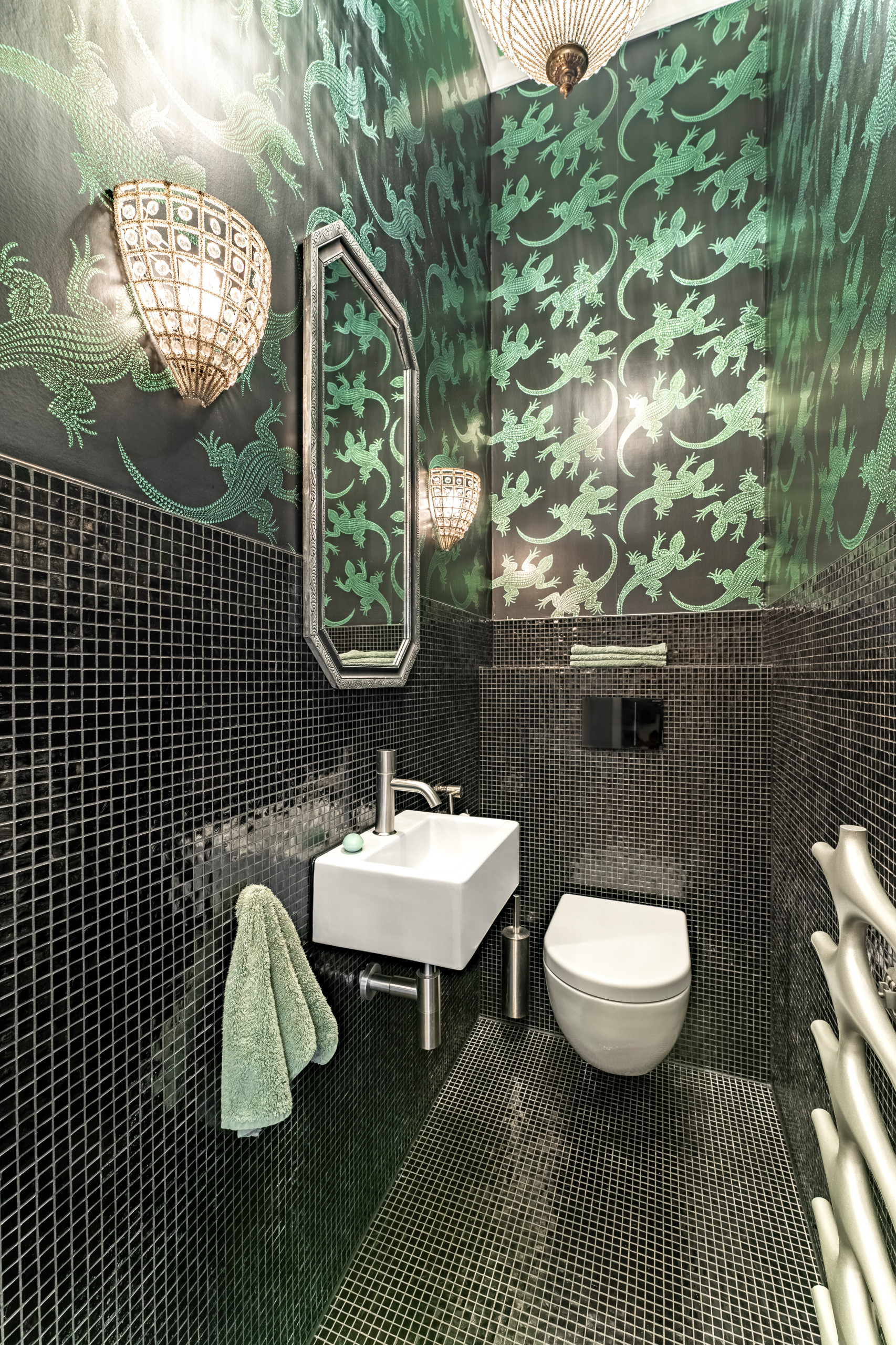 Gästetoilette in Schwarz