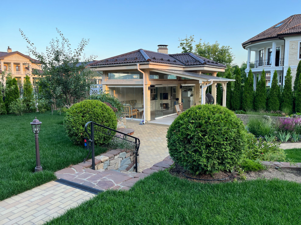 Arbour with a glass walls. Беседка со стеклом
