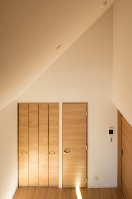 線路沿いの小さな共同住宅 moderno-dormitorio
