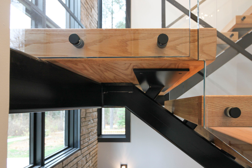 Exemple d'un grand escalier flottant moderne avec des marches en bois.