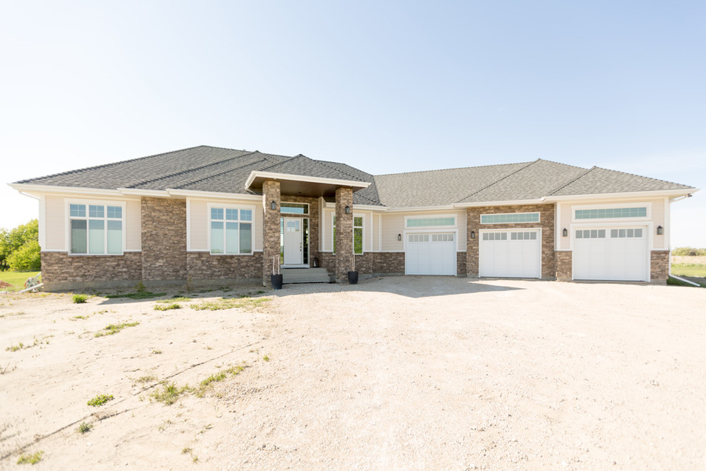 Transitional one-story exterior home photo