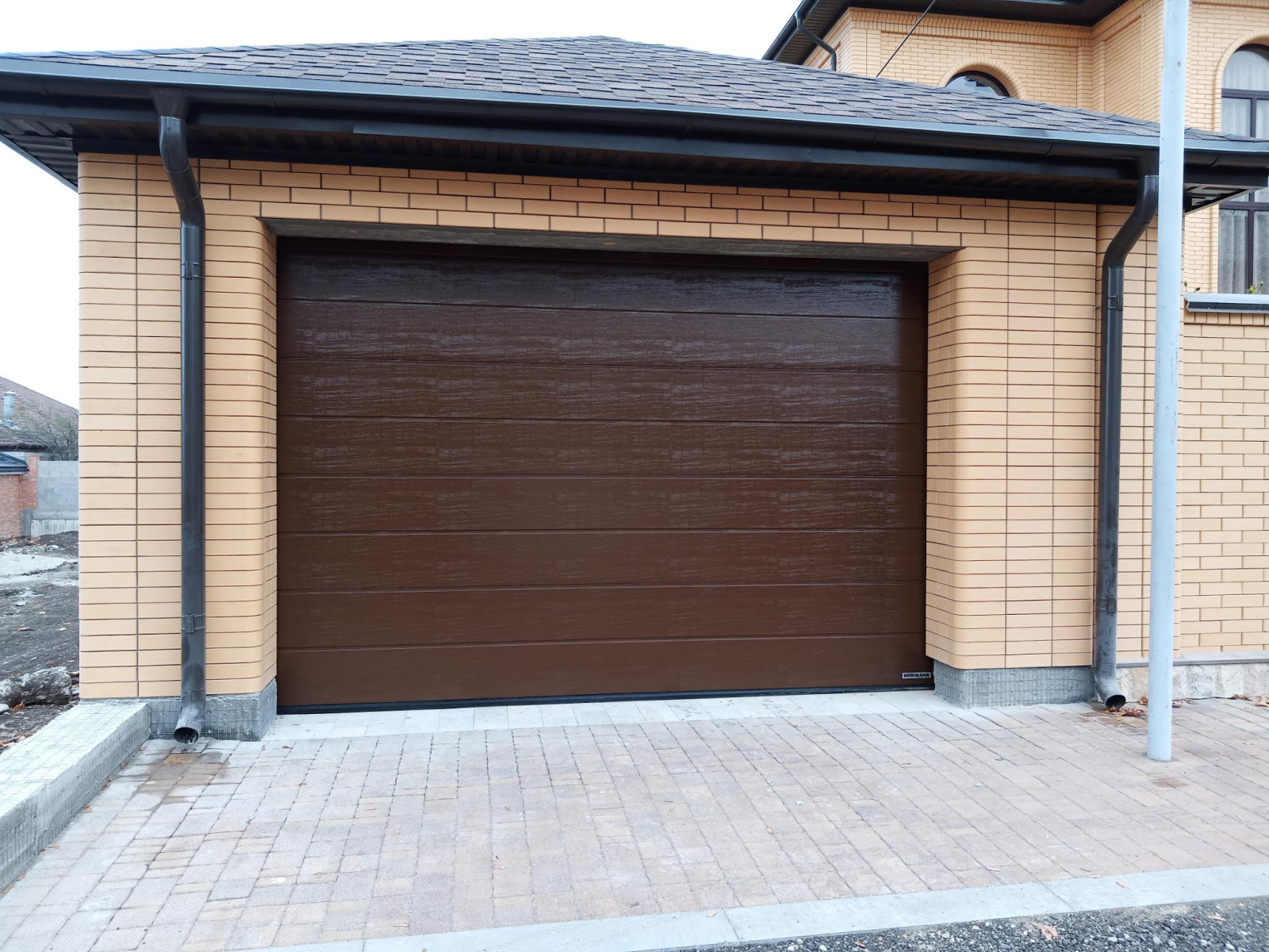 Немецкие гаражные секционные ворота Hormann 3000*2250 Поверхность Woodgrain M-го