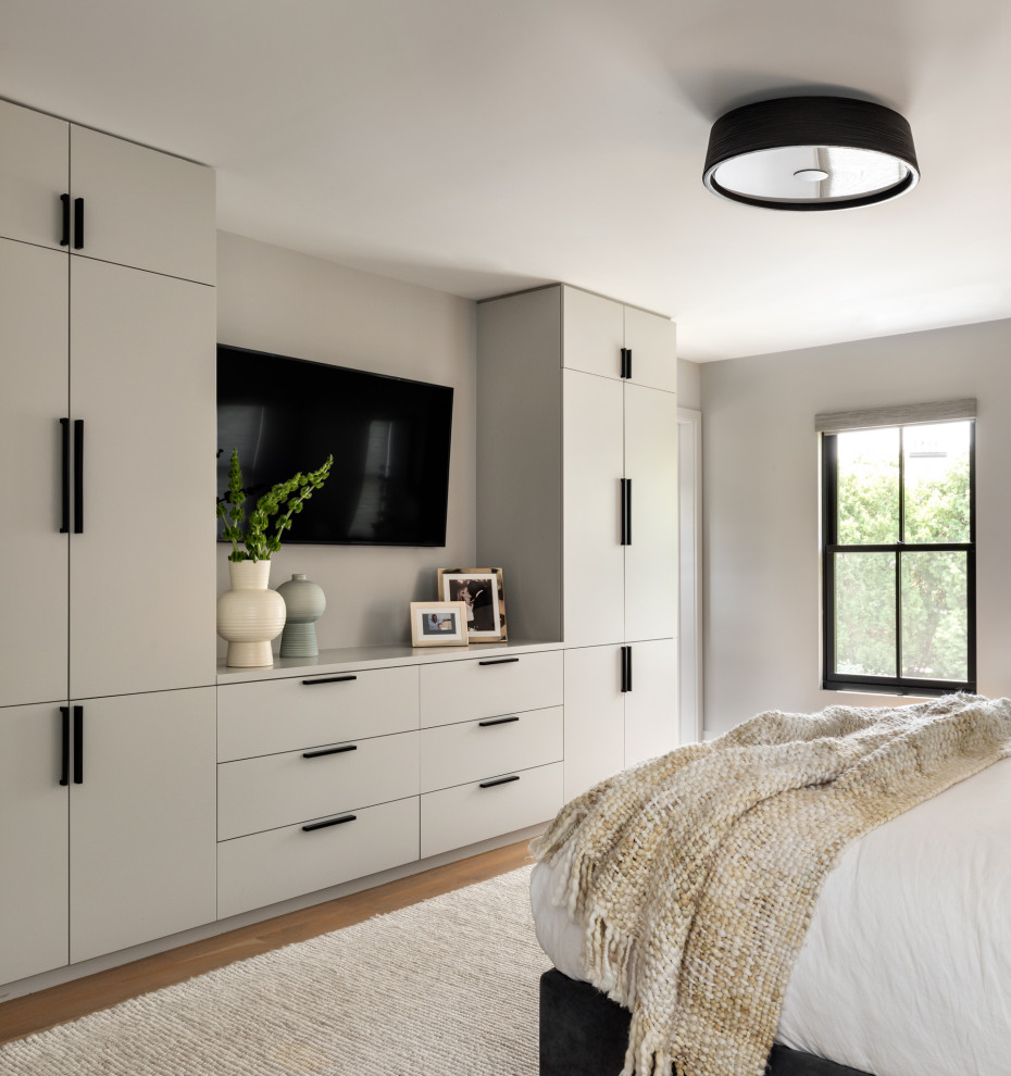 Свежая идея для дизайна: хозяйская спальня среднего размера в современном стиле с серыми стенами, светлым паркетным полом и коричневым полом - отличное фото интерьера