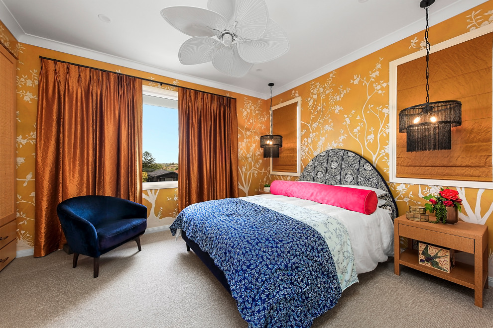 Mittelgroßes Modernes Hauptschlafzimmer mit gelber Wandfarbe, Teppichboden, grauem Boden und Tapetenwänden in Sydney