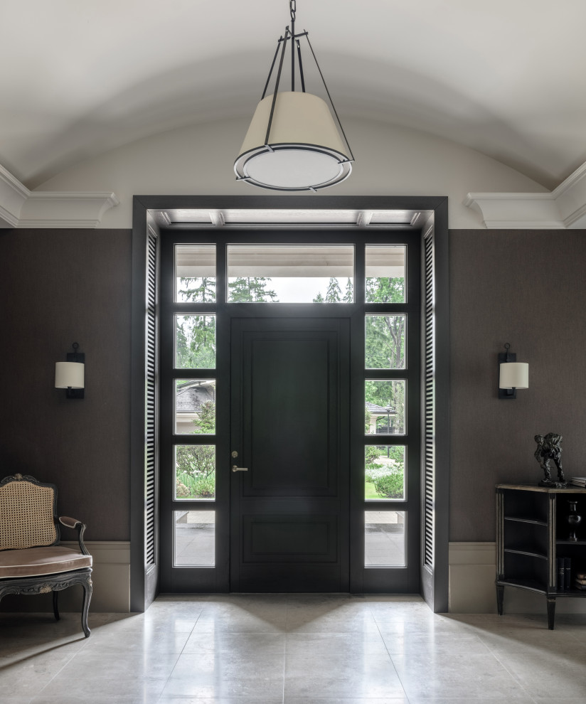 Foto di una grande porta d'ingresso con pareti marroni, pavimento in pietra calcarea, una porta grigia, pavimento grigio, soffitto a volta e carta da parati