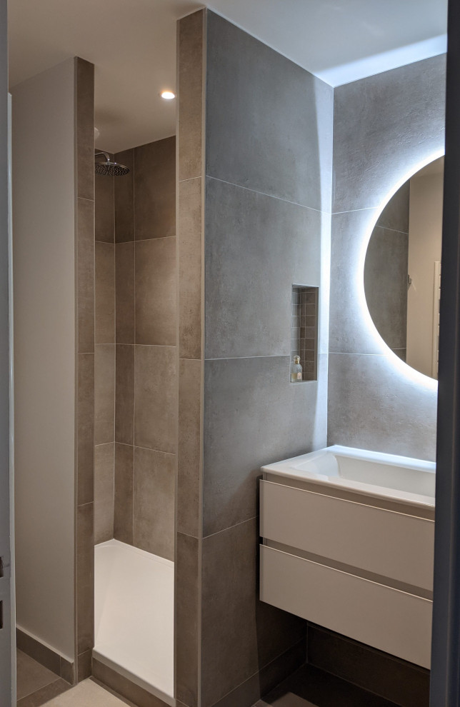 Inredning av ett modernt mellanstort vit vitt badrum med dusch, med luckor med profilerade fronter, vita skåp, en öppen dusch, en vägghängd toalettstol, beige kakel, keramikplattor, beige väggar, klinkergolv i keramik, ett konsol handfat, kaklad bänkskiva och beiget golv