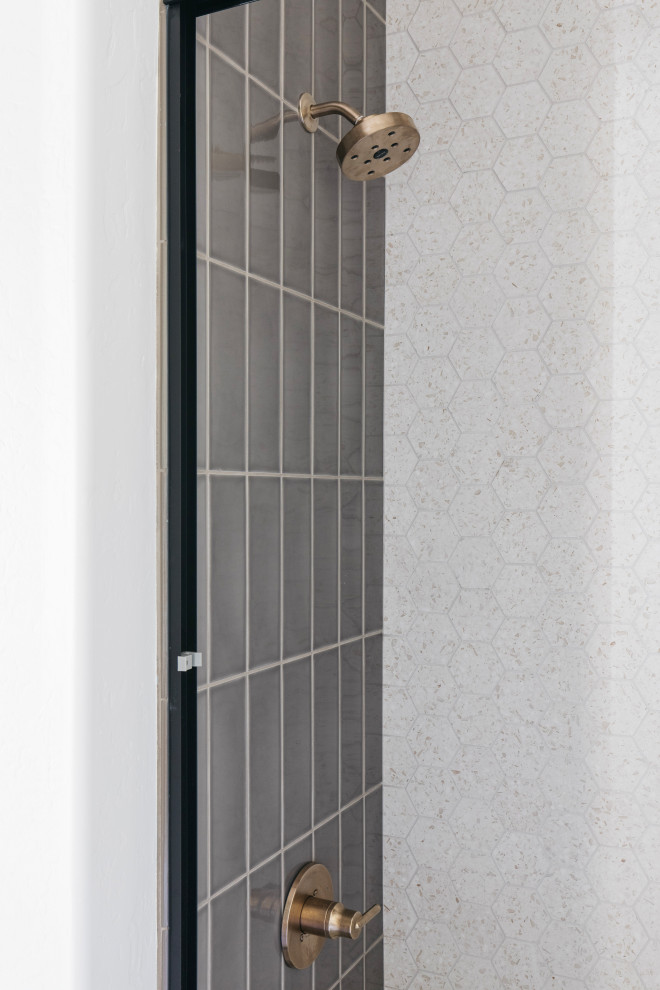 Example of a transitional home design design in Phoenix