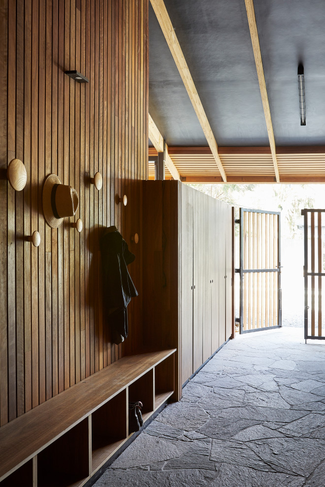This is an example of a midcentury home design in Melbourne.