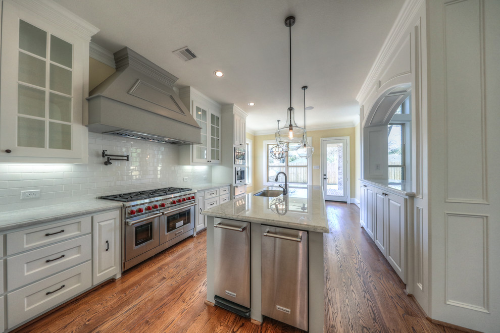 Kitchen - transitional kitchen idea in Houston