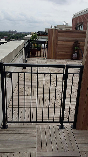 Inspiration for a transitional rooftop deck remodel in Chicago