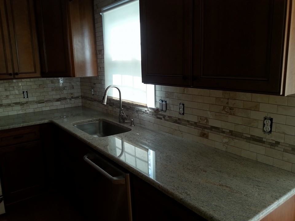 L-shaped eat-in kitchen photo in Baltimore