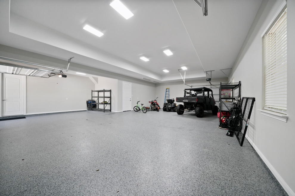 Inredning av en modern mellanstor tillbyggd garage och förråd