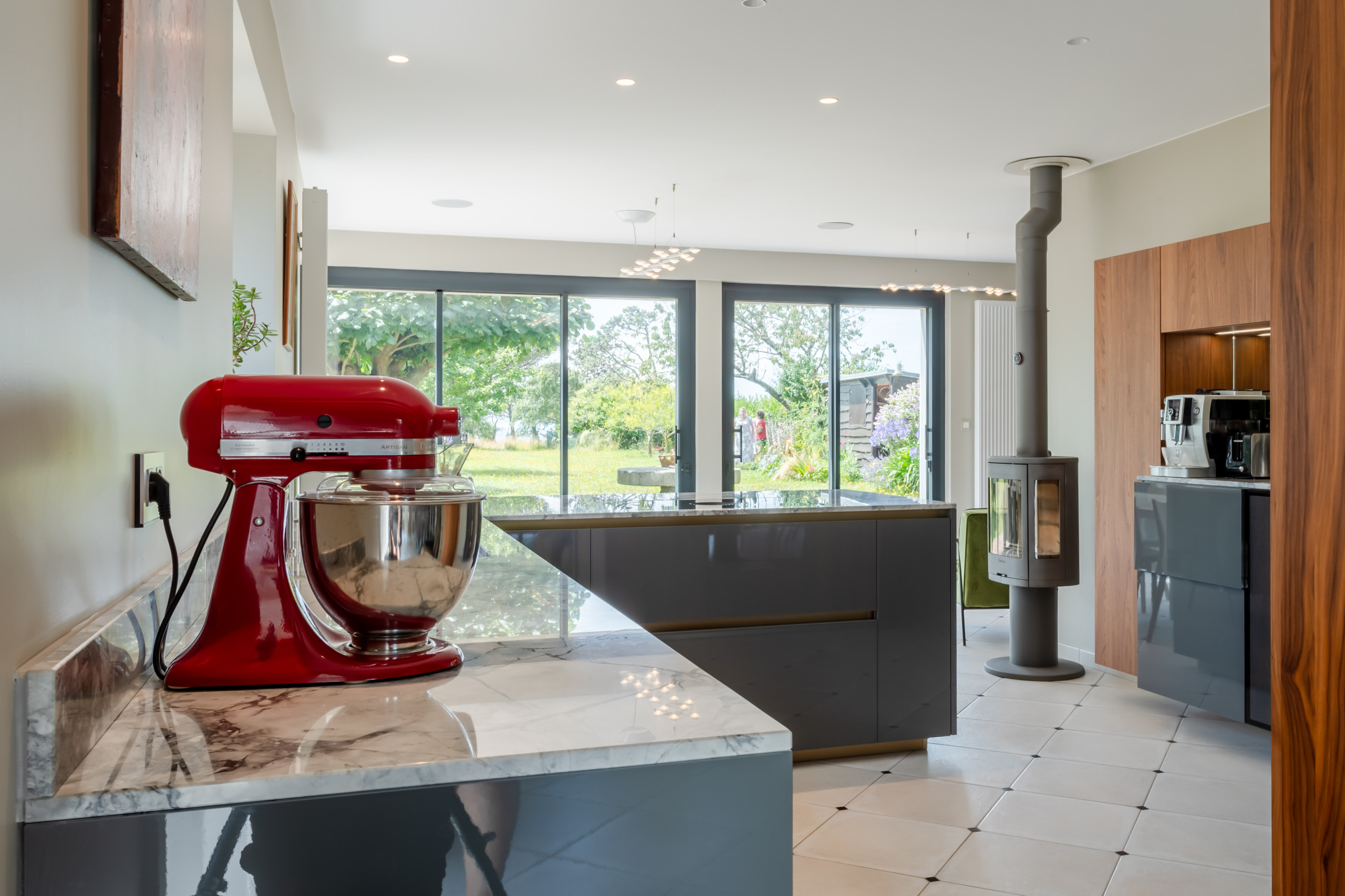 Rénovation d'une cuisine ouverte et chambre multifonction avec bureau intégré