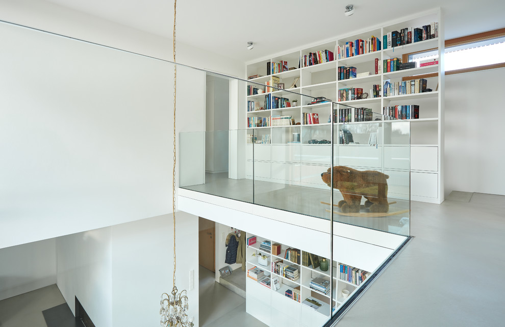 Mittelgroßer Moderner Flur mit weißer Wandfarbe, Vinylboden und grauem Boden in Stuttgart