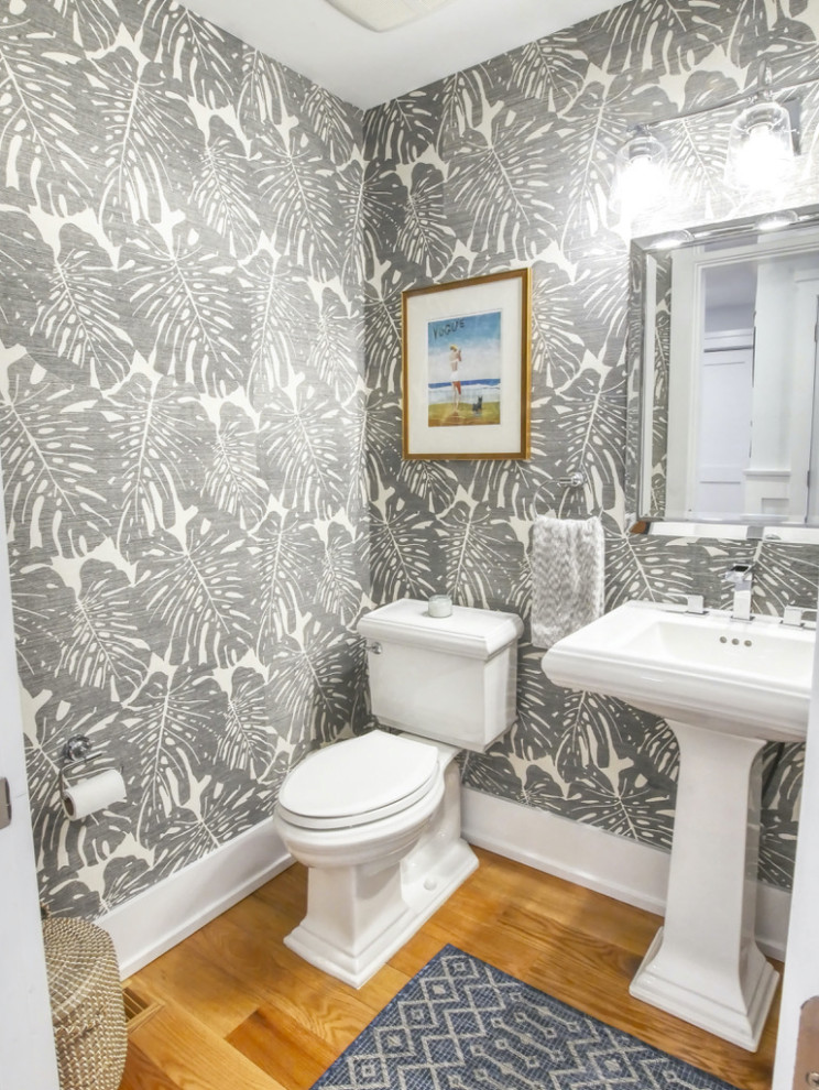 Bathroom with textured Wallpaper