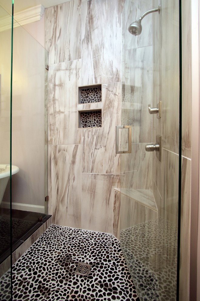 Inspiration pour une salle de bain traditionnelle avec un carrelage gris, des carreaux de porcelaine, un mur violet et un sol en galet.