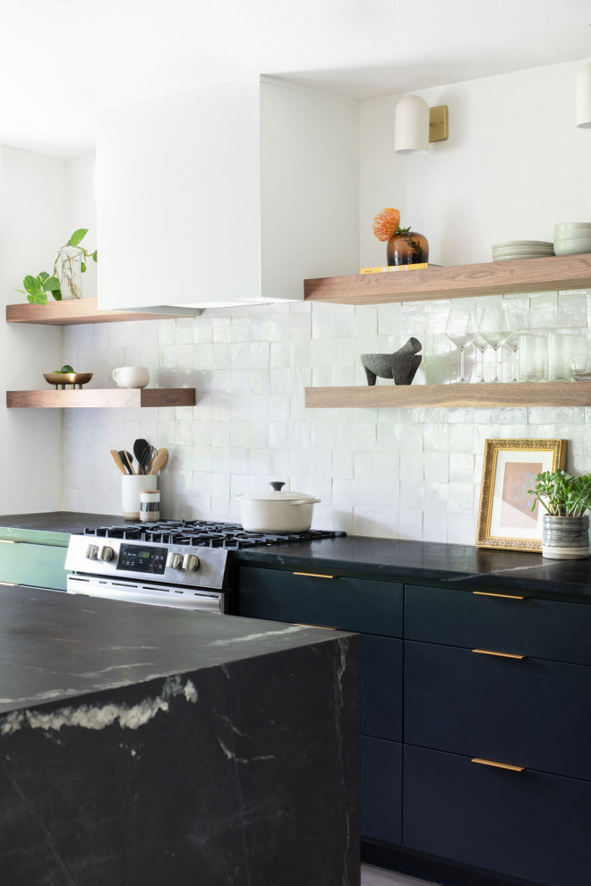Inspiration för ett mellanstort minimalistiskt svart svart kök, med en undermonterad diskho, släta luckor, svarta skåp, bänkskiva i täljsten, vitt stänkskydd, stänkskydd i keramik, rostfria vitvaror, ljust trägolv, en halv köksö och brunt golv