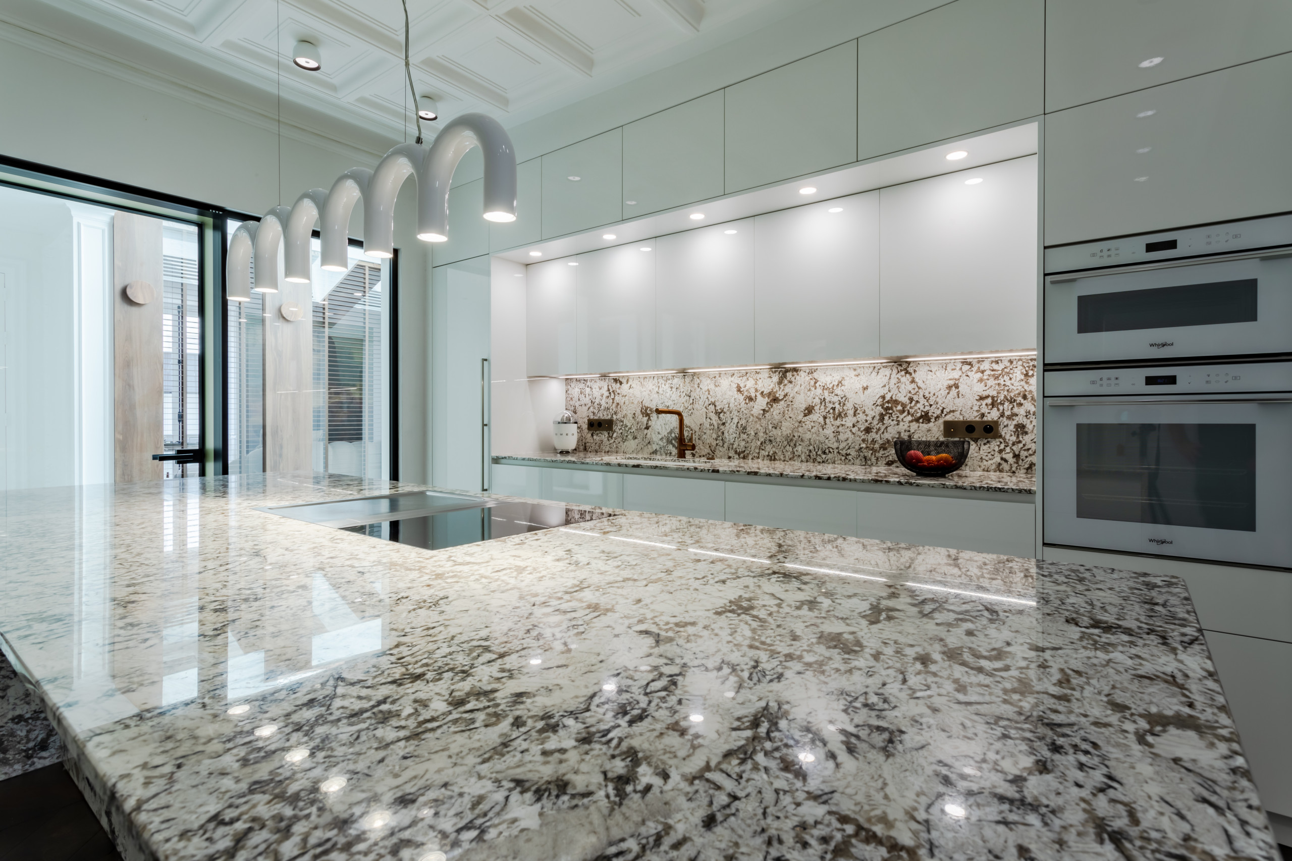 Rénovation d'une cuisine complète au granit Glacial Blue poli.