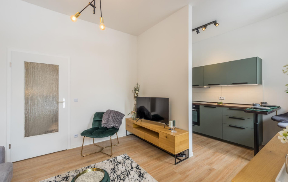 Réalisation d'une petite salle de séjour minimaliste ouverte avec un mur blanc, parquet clair, un téléviseur indépendant, un sol marron, un plafond en papier peint et du papier peint.