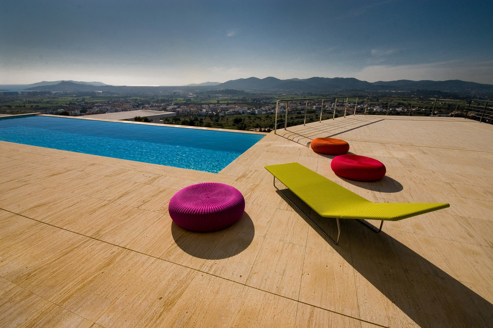 Foto de casa de la piscina y piscina infinita contemporánea de tamaño medio rectangular