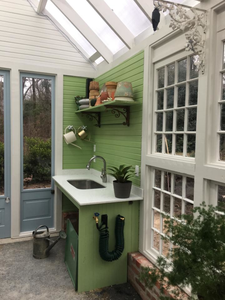 Design ideas for a mid-sized country detached greenhouse in Other.