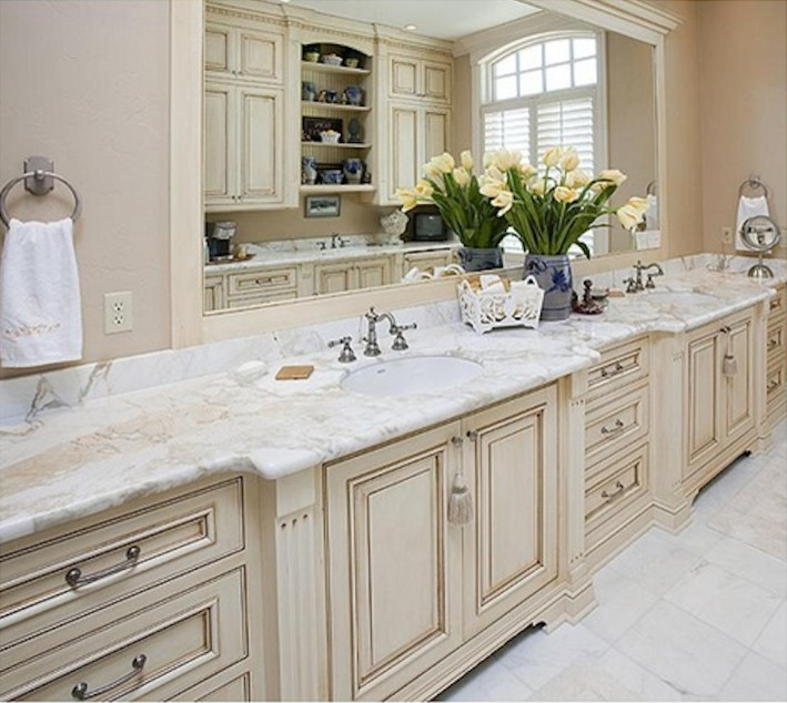 Example of a transitional home design design in Baltimore