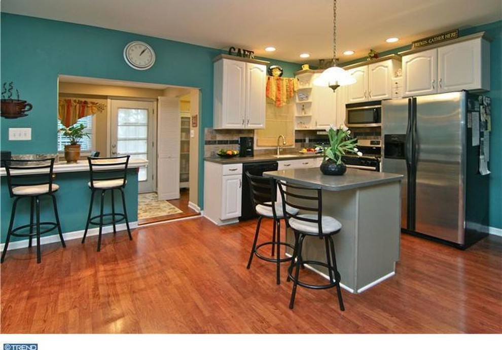 What color kitchen table for white and greige kitchen?