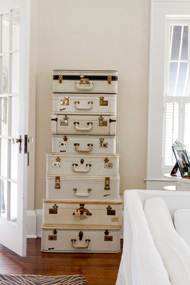 Example of a cottage chic home design design in New York