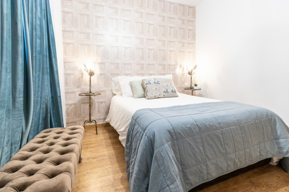 Imagen de dormitorio principal clásico renovado pequeño con paredes blancas, suelo de madera clara y suelo marrón