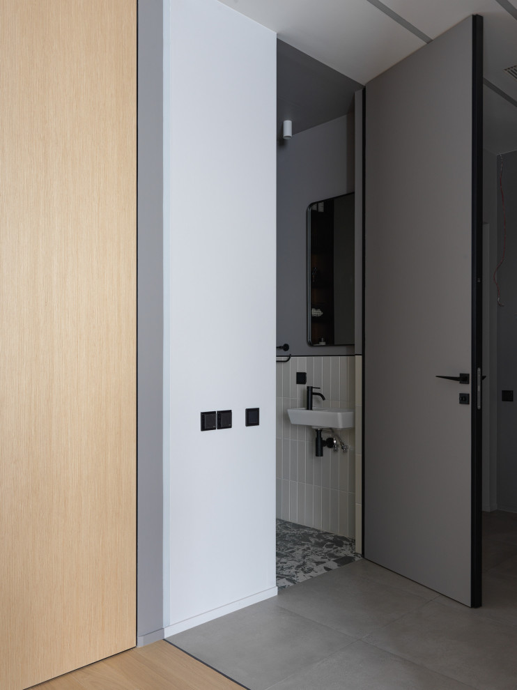 Идея дизайна: коридор среднего размера: освещение в современном стиле с серыми стенами, полом из керамогранита и серым полом